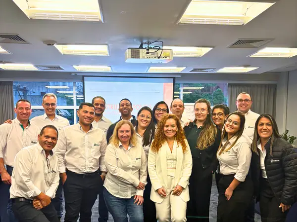 Turma de líderes reunida ao final de um treinamento