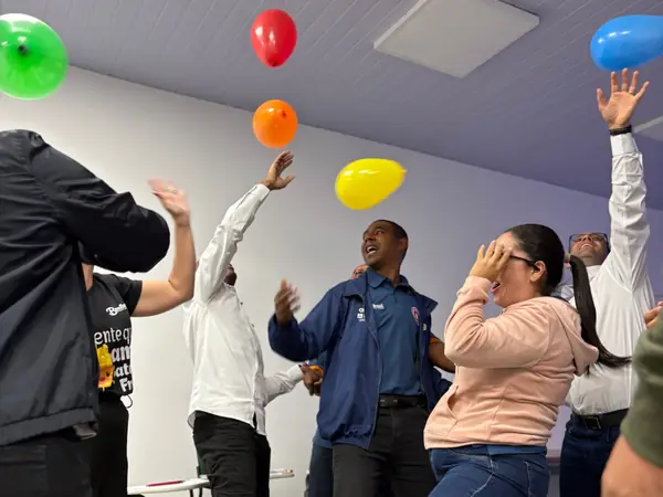 Participantes em movimento durante a dinâmica dos balões