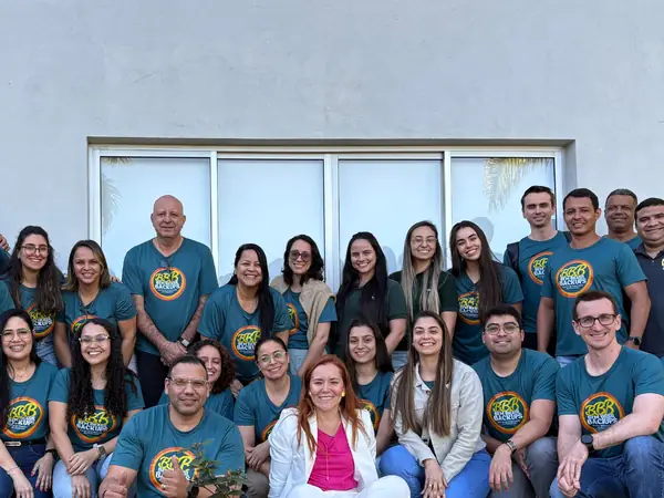 Turma do treinamento Bem Brasil reunida ao ar livre